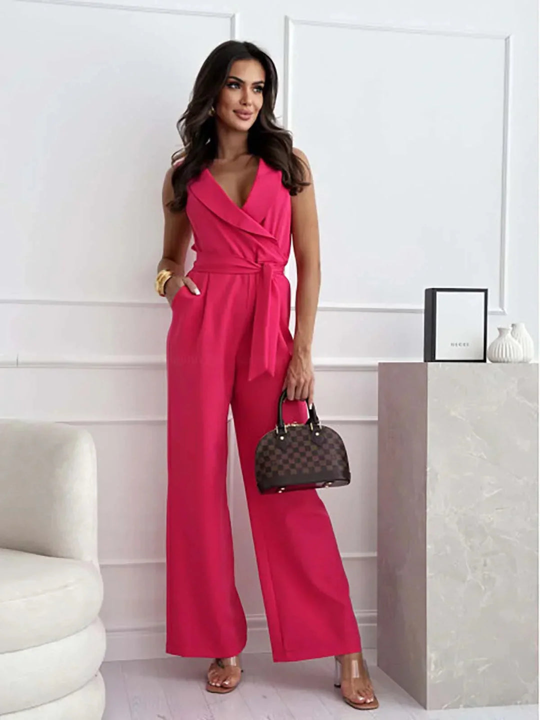 Combinaison femme sans manches, col blazer, jambes larges et ceinture amovible. Élégance pour le bureau/soirée.