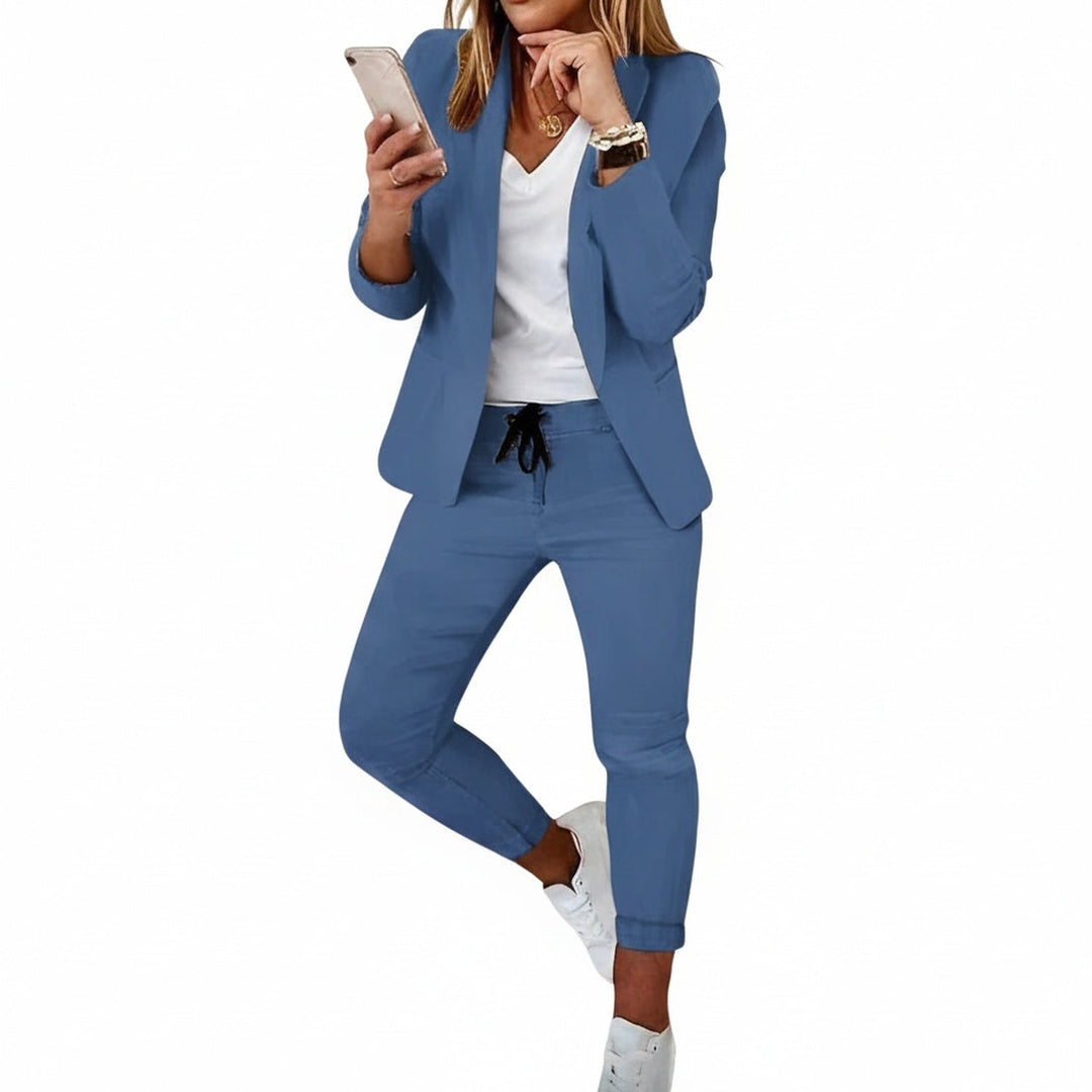 Ensemble tailleur femme élégant : blazer col châle, pantalon slim. Tenue chic coordonnée polyvalente.