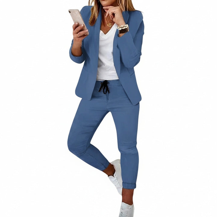 Ensemble tailleur femme élégant : blazer col châle, pantalon slim. Tenue chic coordonnée polyvalente.