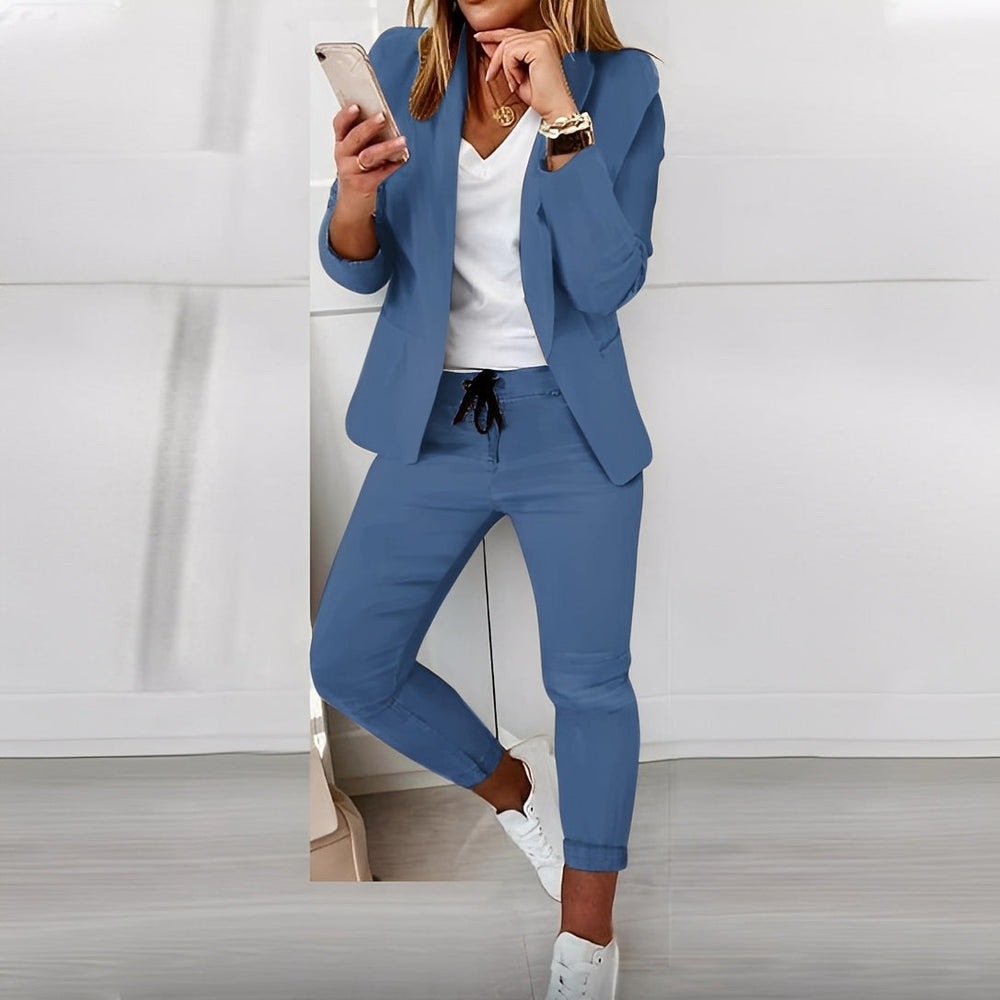 Tailleur femme chic, blazer à col châle et pantalon slim. Idéal pour une tenue élégante ou casual chic.