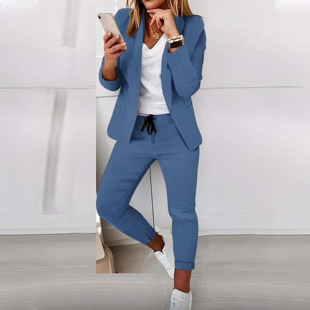 Tailleur femme chic, blazer à col châle et pantalon slim. Idéal pour une tenue élégante ou casual chic.