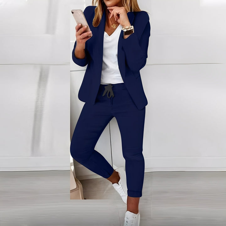 Blazer et pantalon femme élégant, col châle, manches longues. Tenue chic polyvalente pour toute occasion.