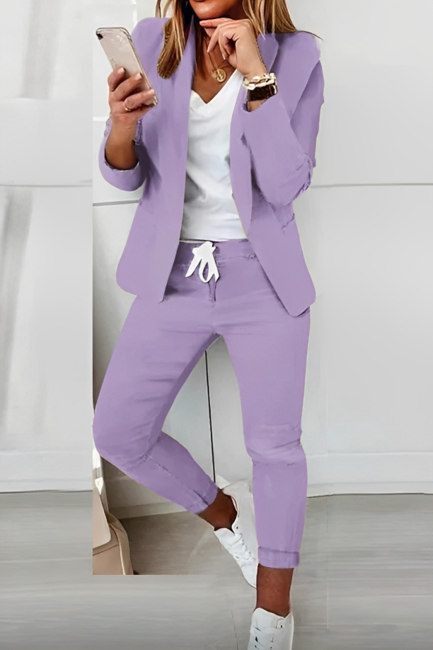 Blazer femme et pantalon slim, tailleur élégant parfait pour le bureau, événements ou tenue chic.
