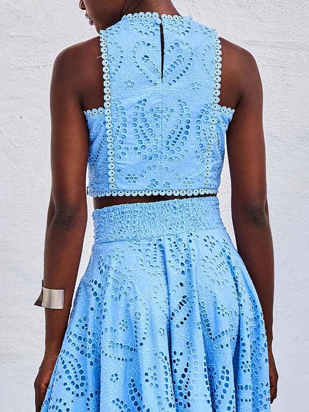 Tenue deux pièces élégante femme : crop top et jupe longue brodée. Idéale pour un look chic et estival.