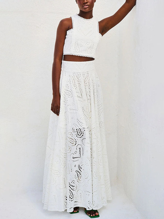 Ensemble femme léger pour l'été : crop top et jupe longue brodée ajourée. Un style chic et aéré.