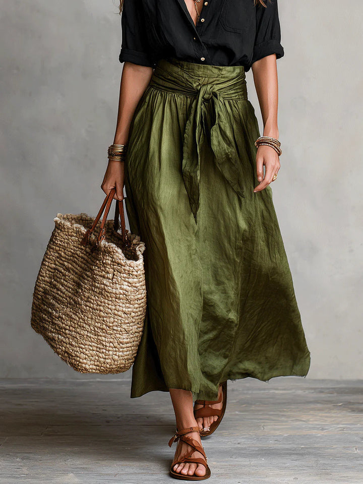 Ensemble femme chic: jupe midi taille haute & chemise. Look bohème confortable ou tenue élégante. Mode printemps été.