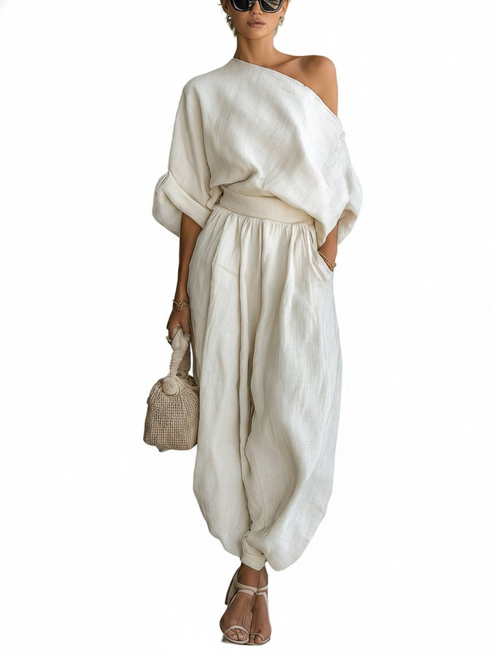 Ensemble femme chic : top oversize épaule dénudée manches longues et pantalon sarouel long. Tenue décontractée bohème.
