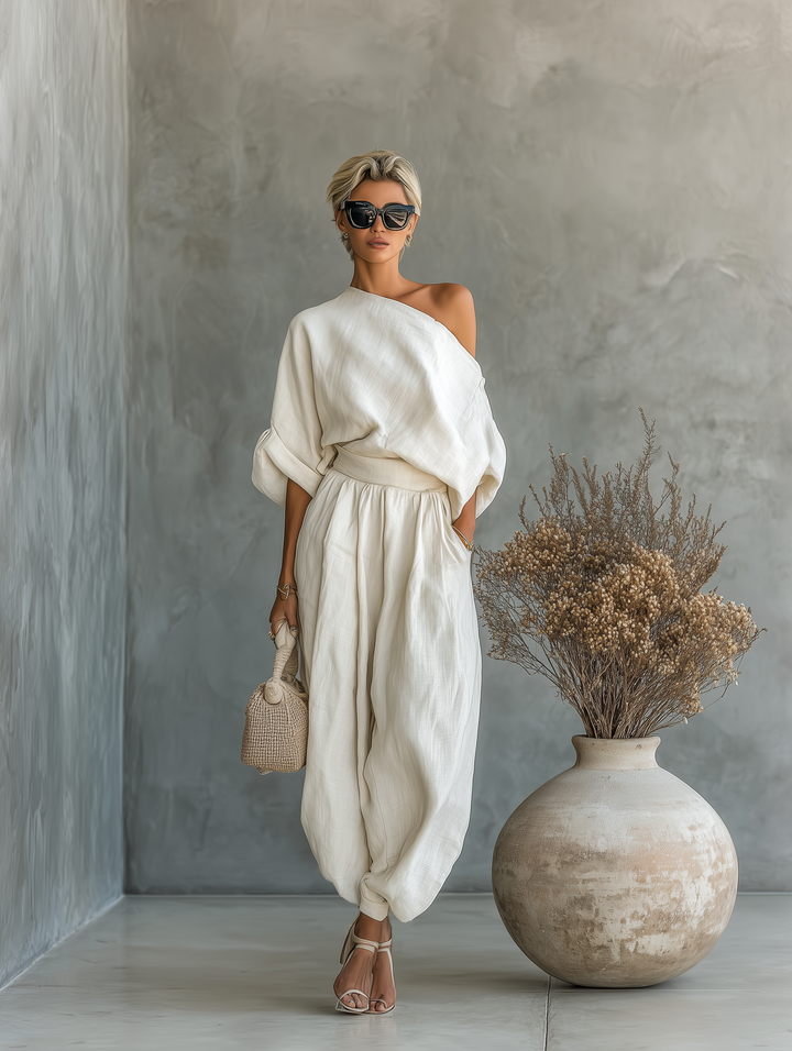 Mode femme : ensemble bohème chic avec top oversize épaule dénudée et pantalon sarouel. Parfait pour les loisirs.