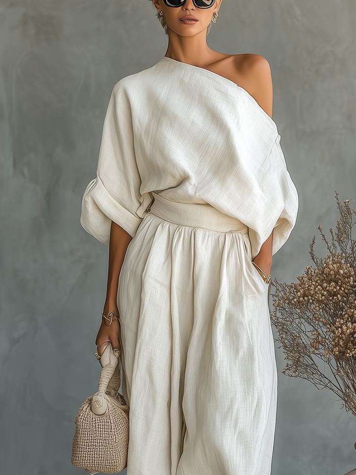 Tenue femme chic : top oversize à épaule dénudée et sarouel long. Ensemble deux pièces moderne pour mode décontractée.