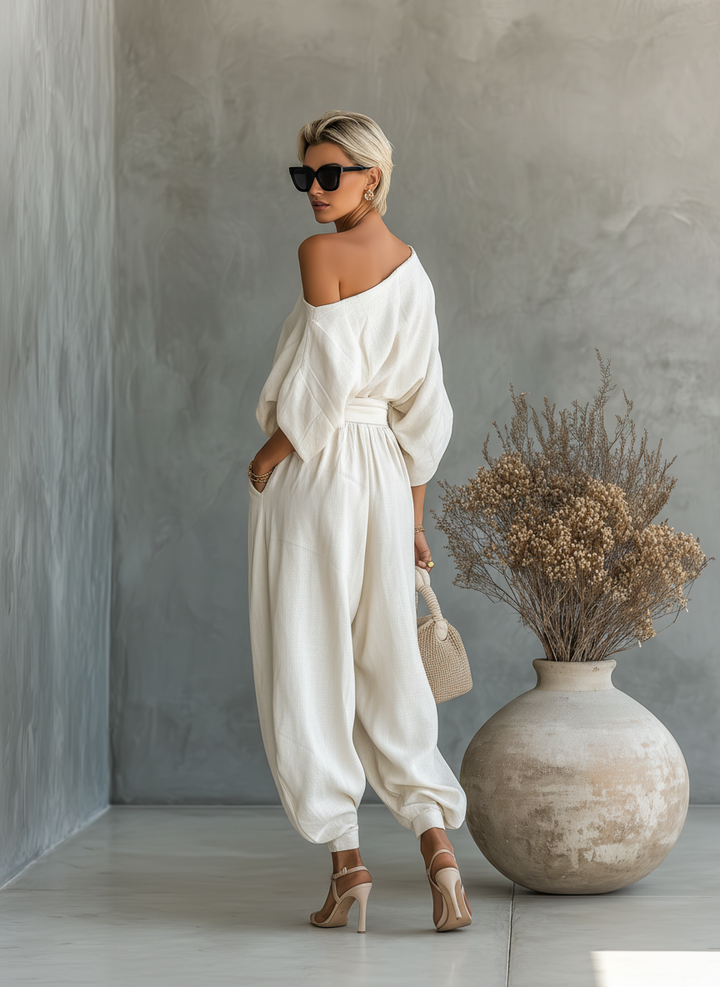 Ensemble femme chic épaule dénudée, top oversize et pantalon sarouel long. Mode femme confortable pour tenue décontractée.
