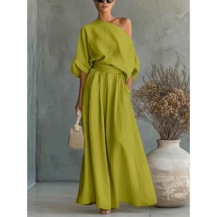 Ensemble de loisirs femme : top oversize épaule dénudée à manches longues et sarouel. Tenue chic et décontractée.
