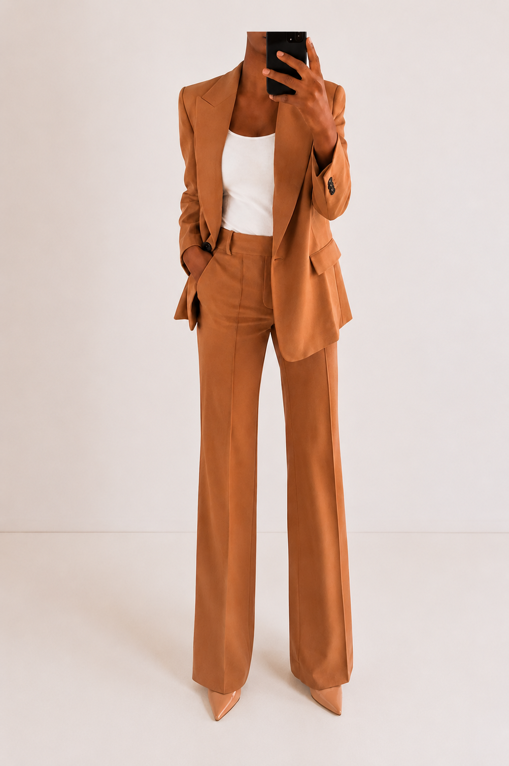 Ensemble femme chic : tailleur coordonné blazer et pantalon large, idéal pour un style professionnel raffiné.