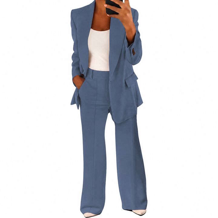 Ensemble tailleur femme élégant : blazer chic à revers et pantalon large taille haute, parfait pour le bureau.