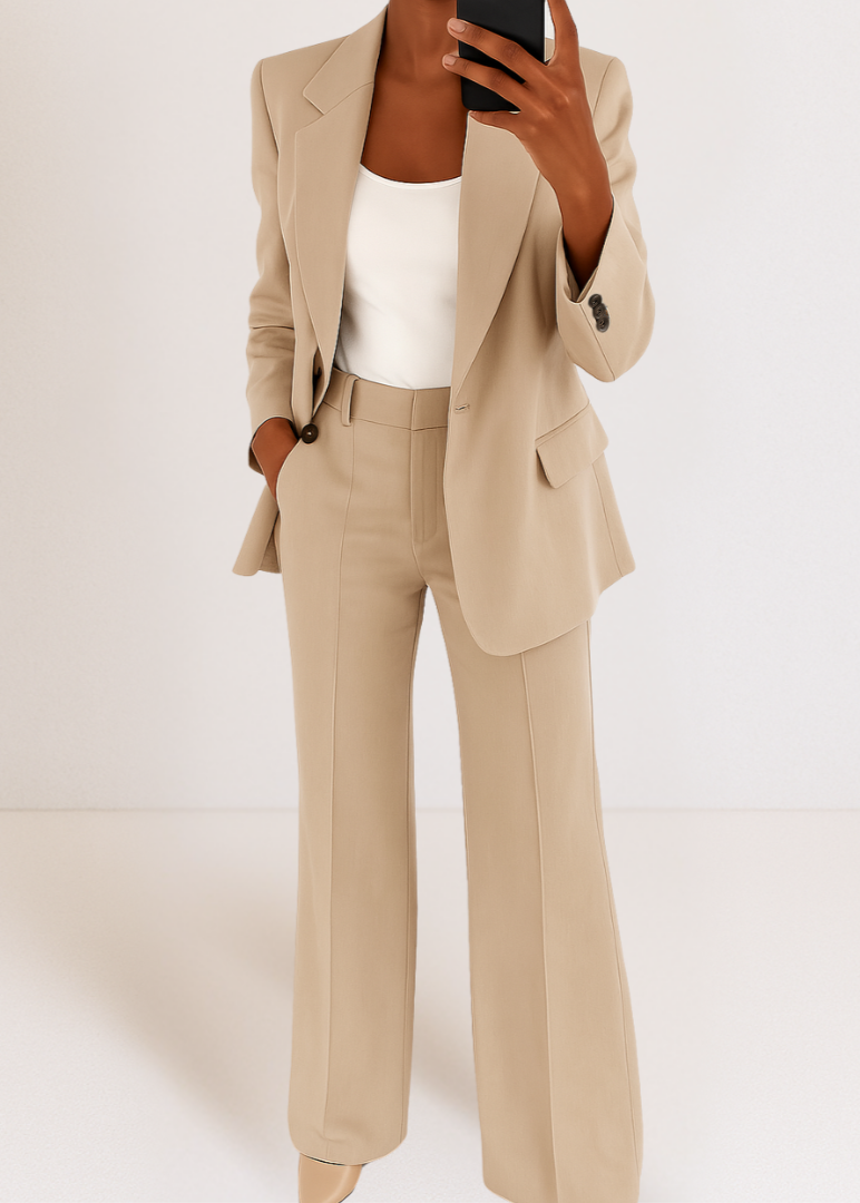 Tenue de bureau femme : ensemble blazer élégant et pantalon large confortable, un classique de la mode féminine.