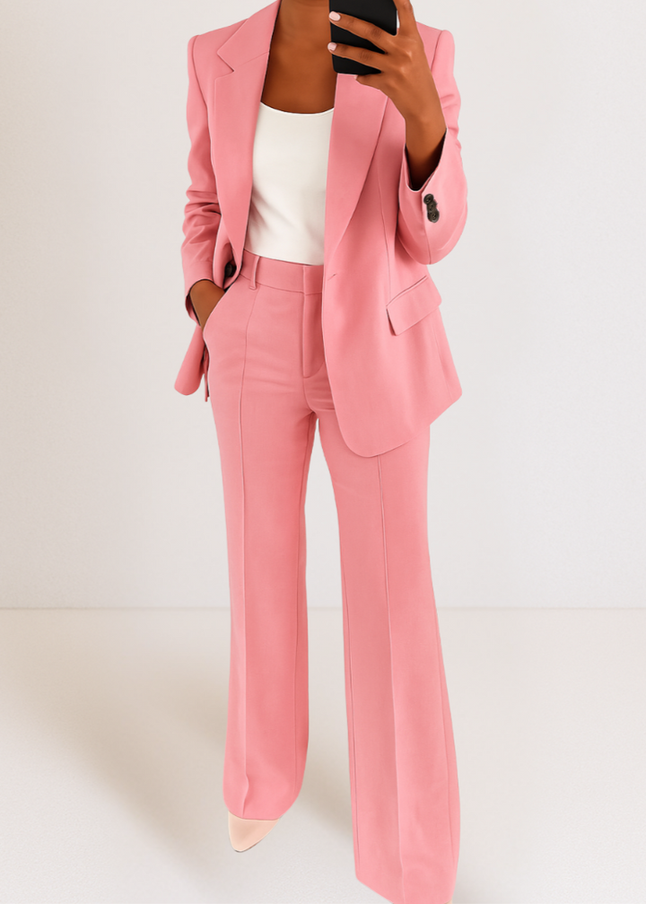 Blazer femme élégant avec revers classique et pantalon large fluide, créant un tailleur féminin moderne.
