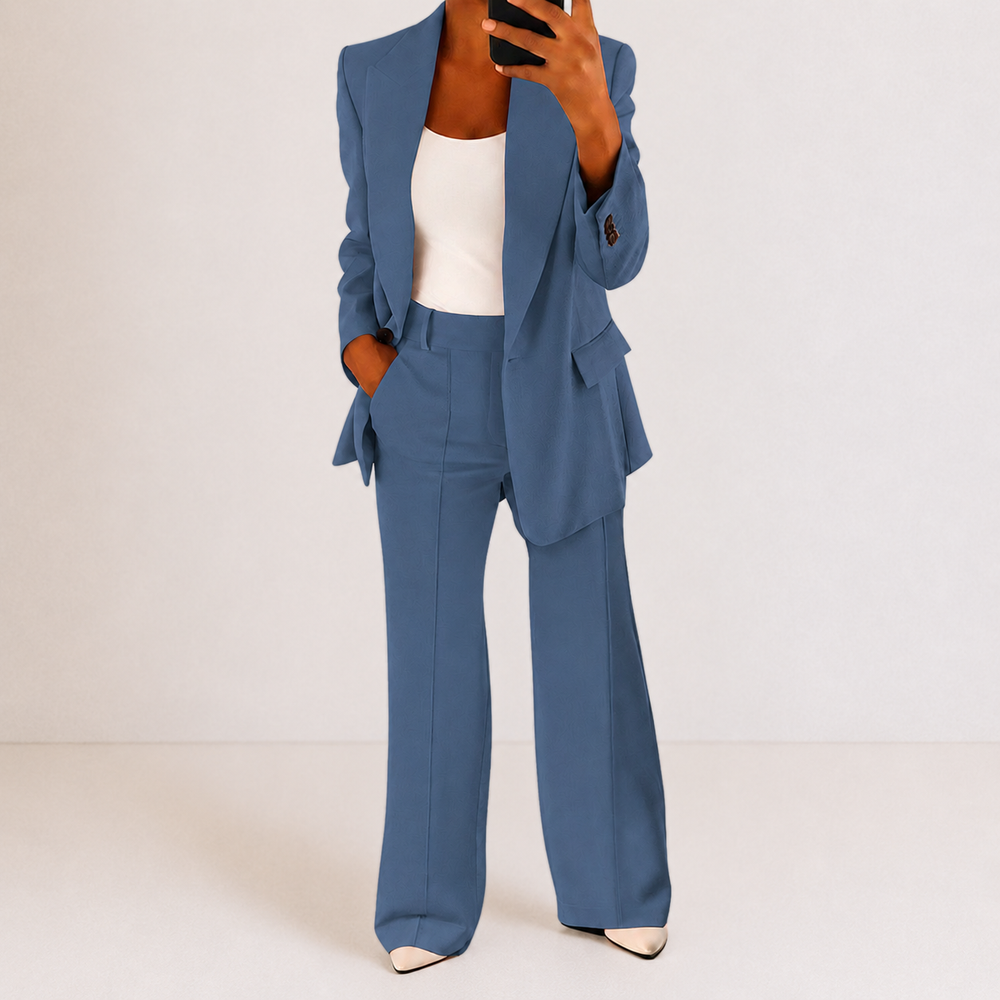 Tailleur femme moderne avec blazer structuré et pantalon fluide à jambe large pour un look professionnel chic.