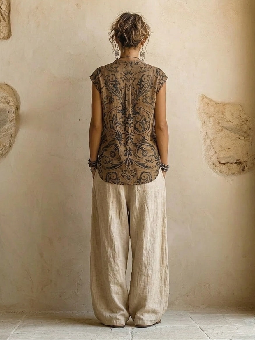 Pantalon large fluide pour femme, offrant confort et style. Fait partie de l'ensemble bohème décontracté.