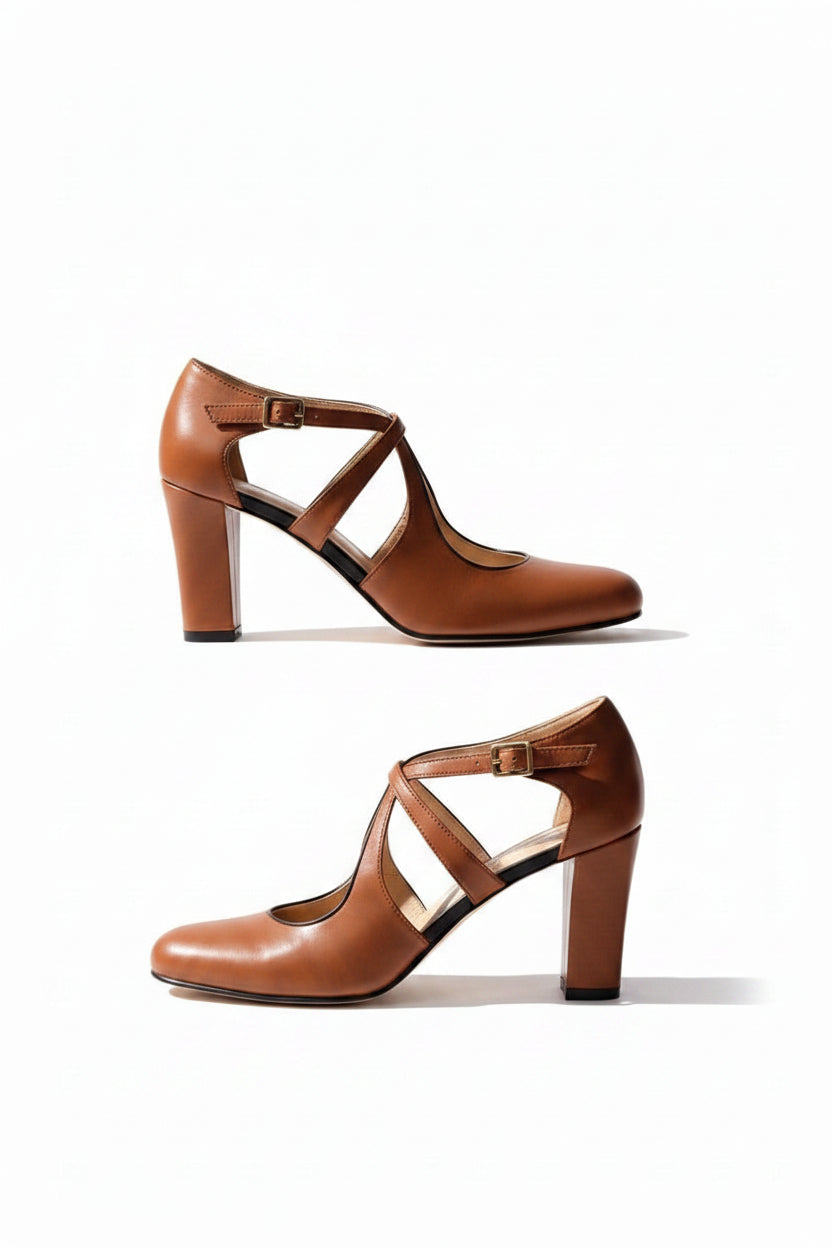Escarpins femme marron élégants à talons blocs, brides croisées et bout rond. Idéaux pour bureau ou soirée.
