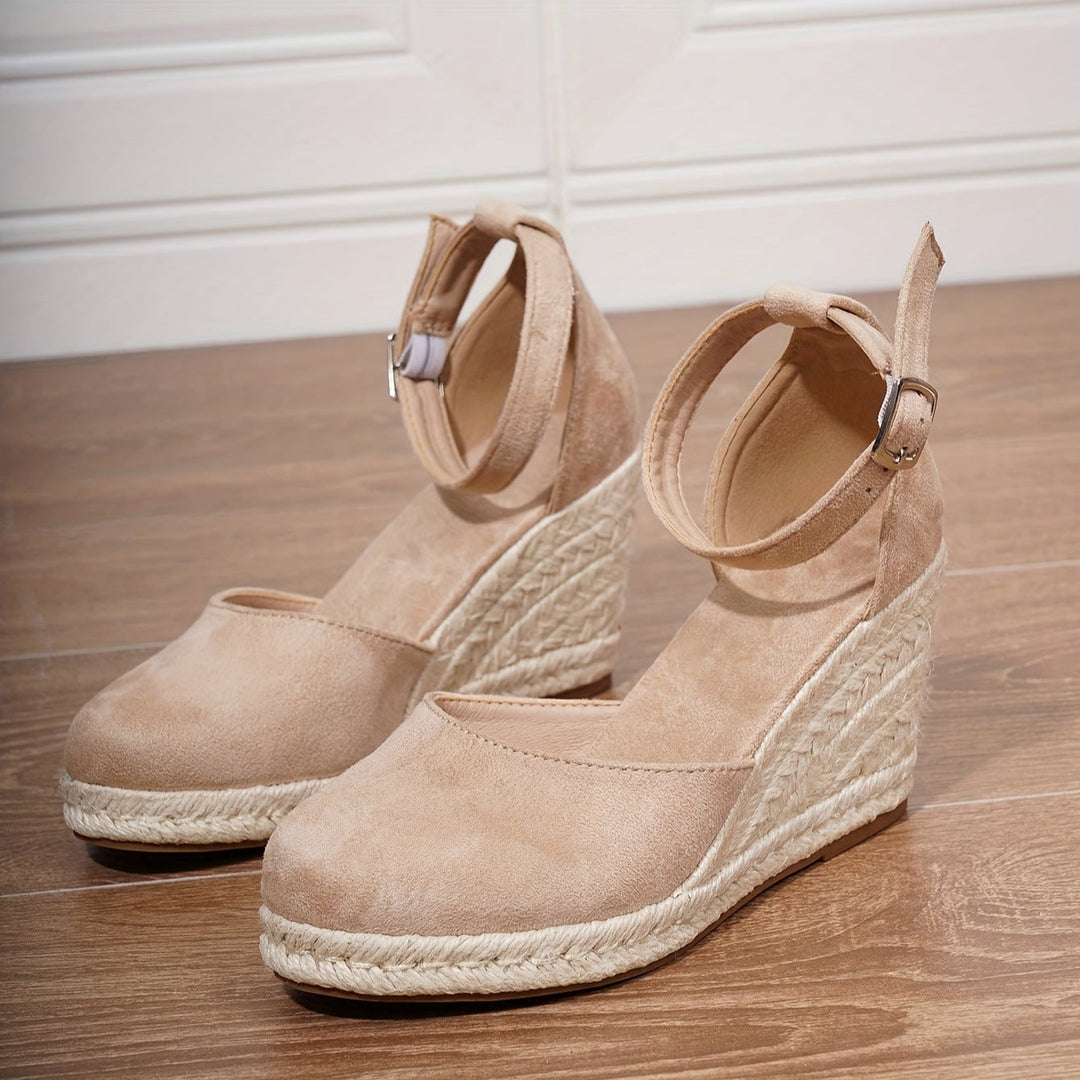 Espadrilles compensées femme élégantes, bout fermé, parfaites chaussures chic pour l'été. Style moderne et confortable.