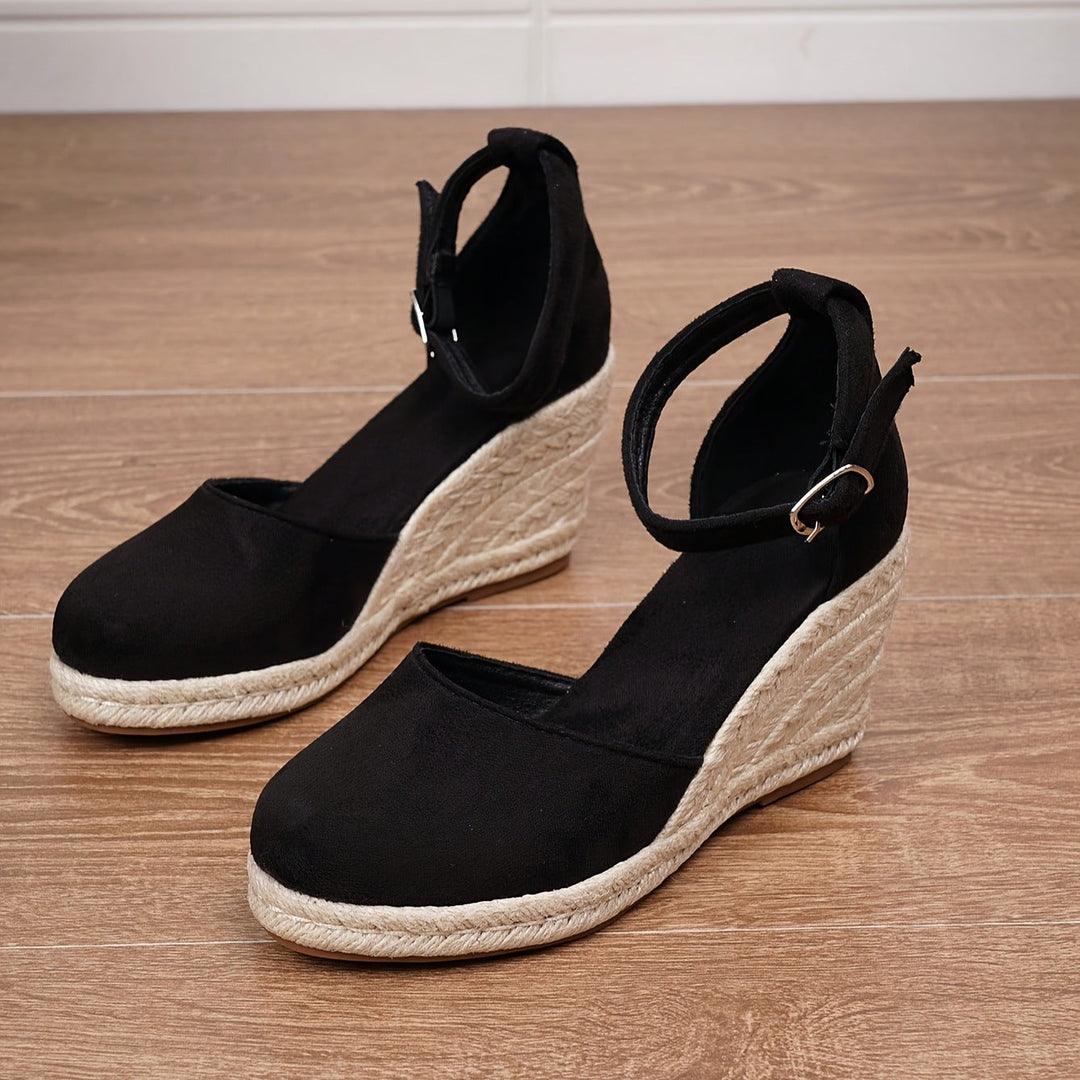 Chaussures espadrilles femme compensées à bride boucle. Idéales pour l'été, look élégant et décontracté, très confortables.