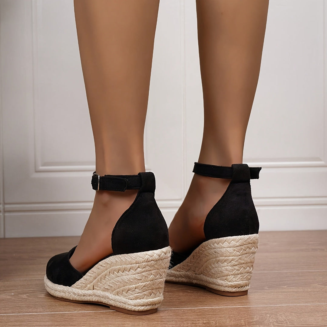 Élégantes espadrilles femme compensées bout fermé, bride cheville. Chaussures d'été chic, confortables pour vos vacances.