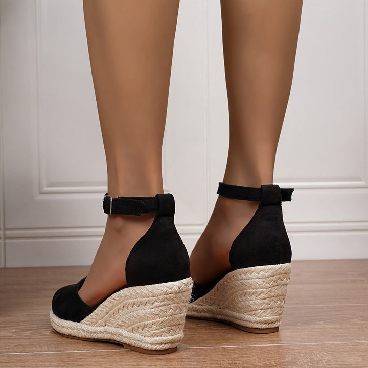 Élégantes espadrilles femme compensées bout fermé, bride cheville. Chaussures d'été chic, confortables pour vos vacances.