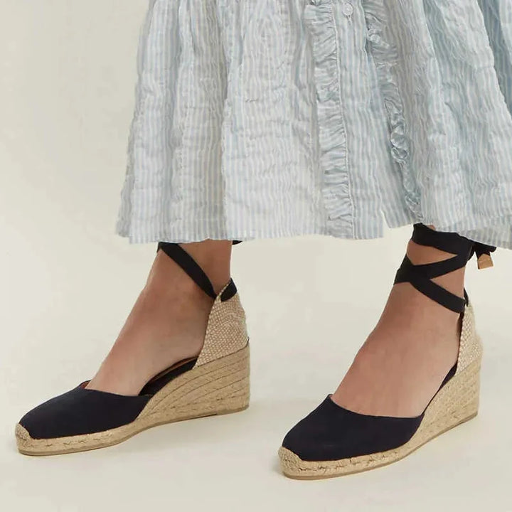Vue de côté d'espadrilles compensées femme à lacets cheville, un choix estival élégant et confortable.