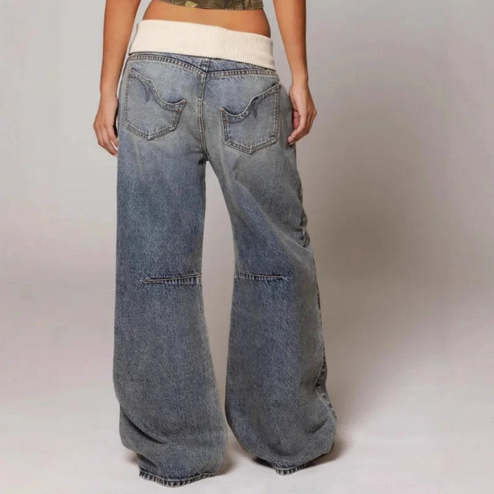 Vue complète d'un jean baggy femme style décontracté, jambe large, taille haute et ceinture côtelée.