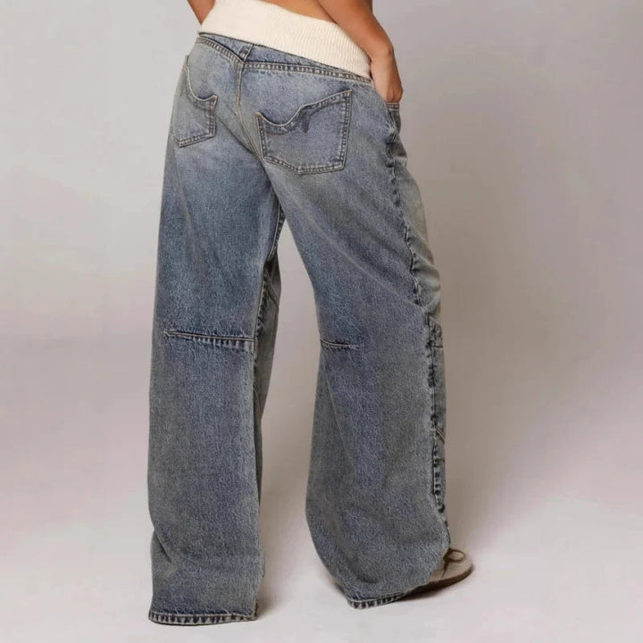 Mode femme: Jean baggy bleu délavé, taille haute et coupe ample avec ceinture côtelée pour le loisir.