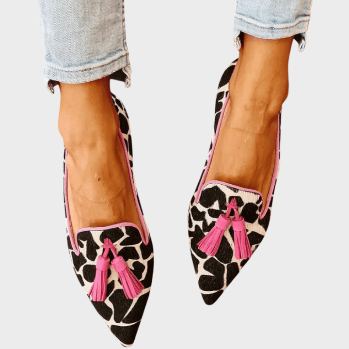 Chaussures plates slip-on femme, mocassins à bout pointu imprimé animal (zèbre) et pompons décoratifs.