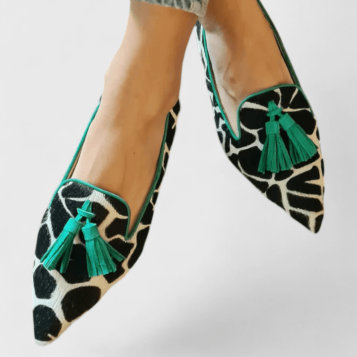 Mocassins femme chics à bout pointu, motif animalier fantaisie et petits pompons, idéals pour le quotidien.