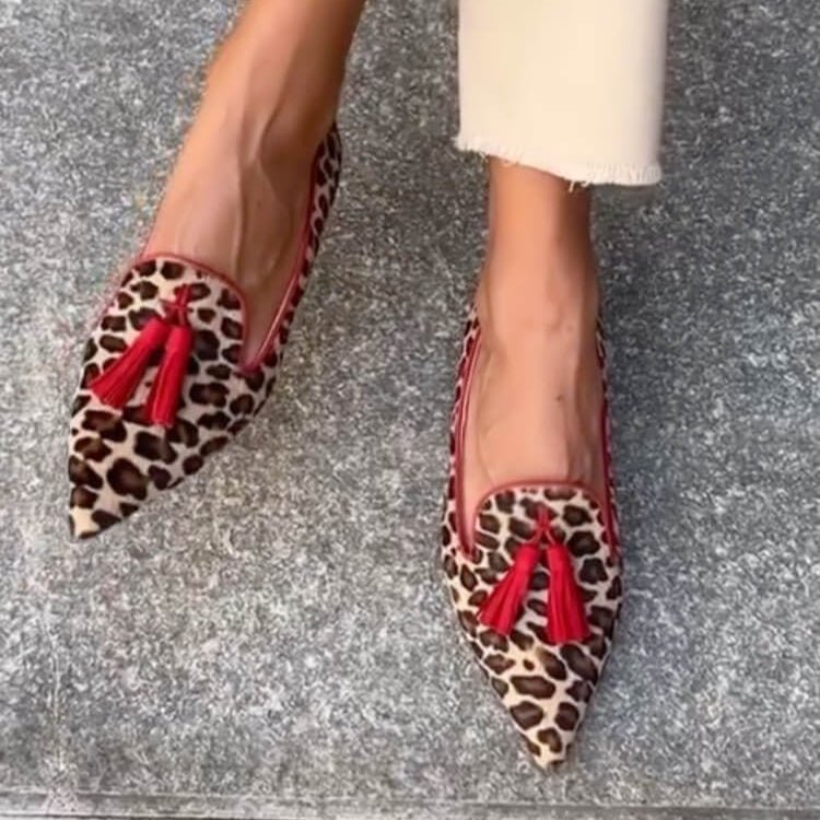 Mocassins à enfiler pour femmes, bout pointu, avec imprimé léopard sauvage et pompons fantaisie, style unique.