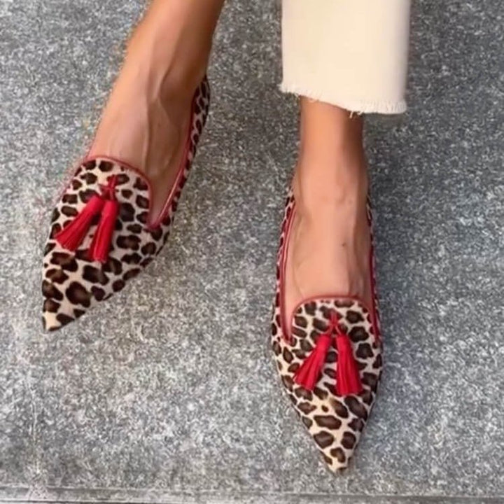 Mocassins à enfiler pour femmes, bout pointu, avec imprimé léopard sauvage et pompons fantaisie, style unique.