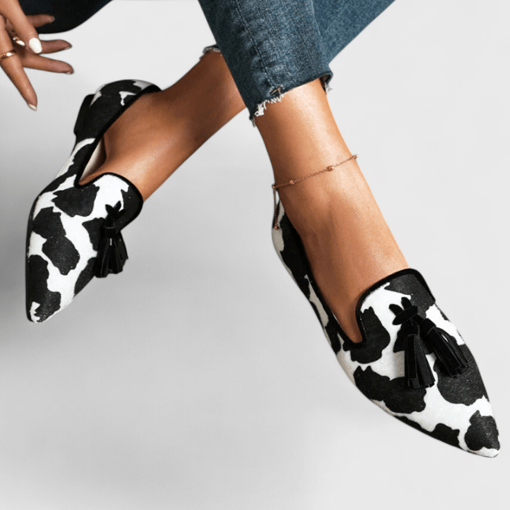 Mocassins femme élégants bout pointu, imprimé animal varié et pompons décoratifs, parfaits pour toutes occasions.