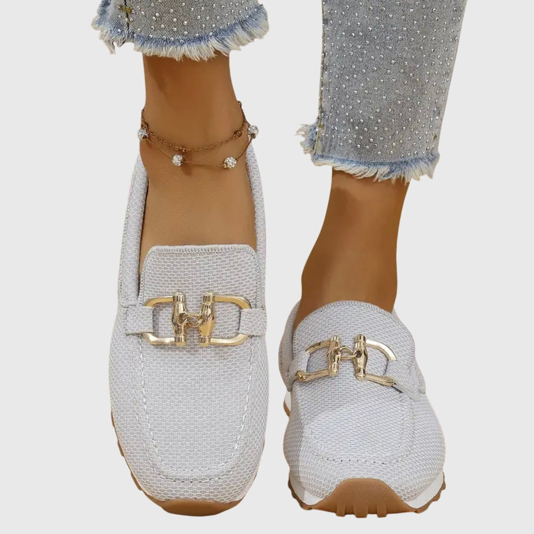 Loafers femme chic à plateforme avec élégant détail doré, pour un style casual ou sophistiqué.