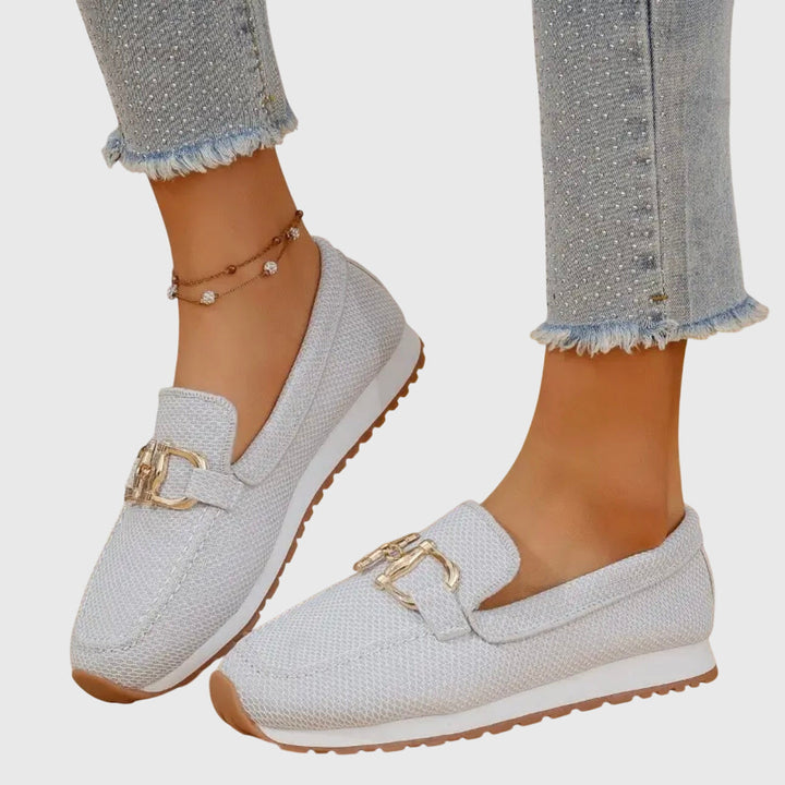 Superbes mocassins femme à plateforme et détail doré, alliant confort et élégance féminine.