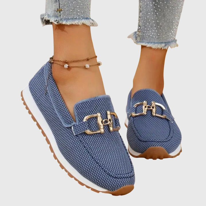 Mocassins femme à plateforme et détail doré, parfaits pour le printemps/été, faciles à enfiler.