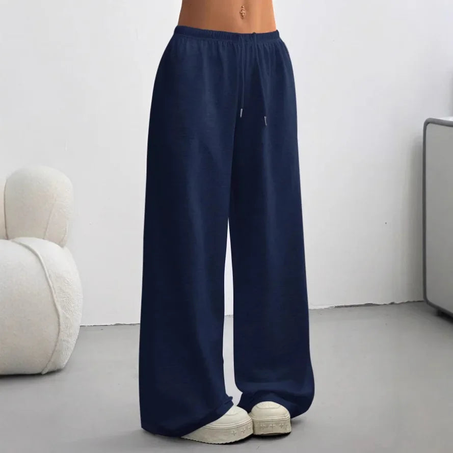 Pantalon large femme sportswear, taille élastique avec cordon de serrage. Jambes amples pour un confort optimal.