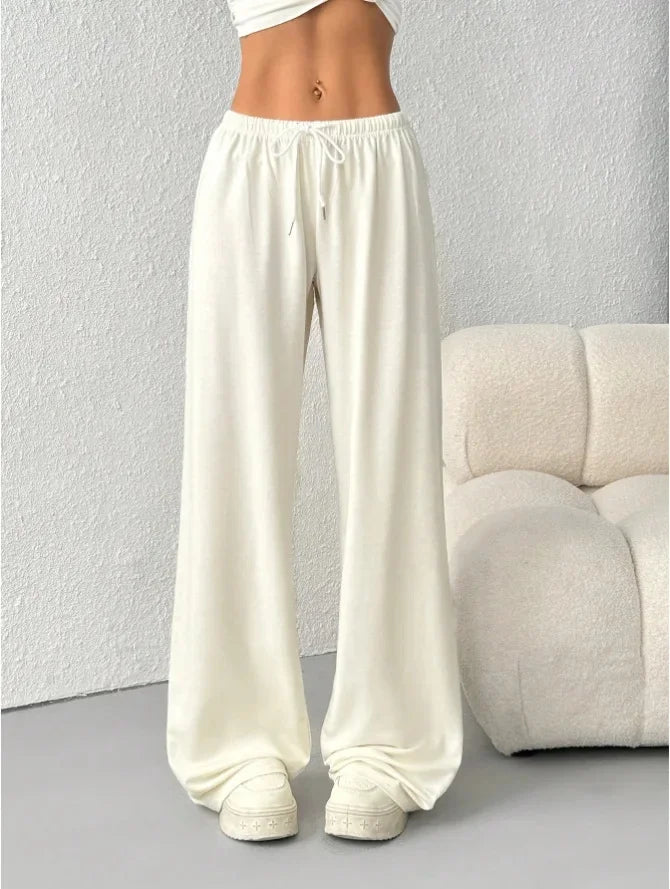 Jogging femme décontracté, pantalon large et confortable. Taille élastique, cordon, style casual pour toutes occasions.