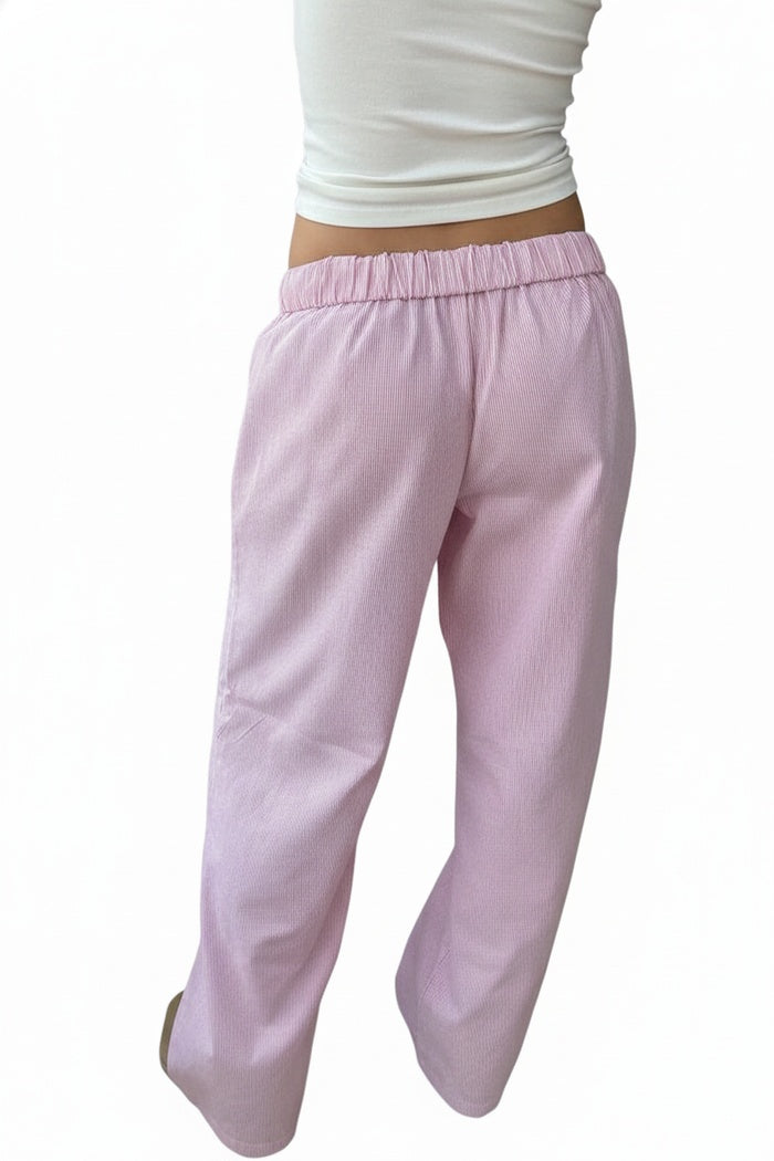 Pantalon large rayé pour femme avec taille élastique, coupe confortable et décontractée.