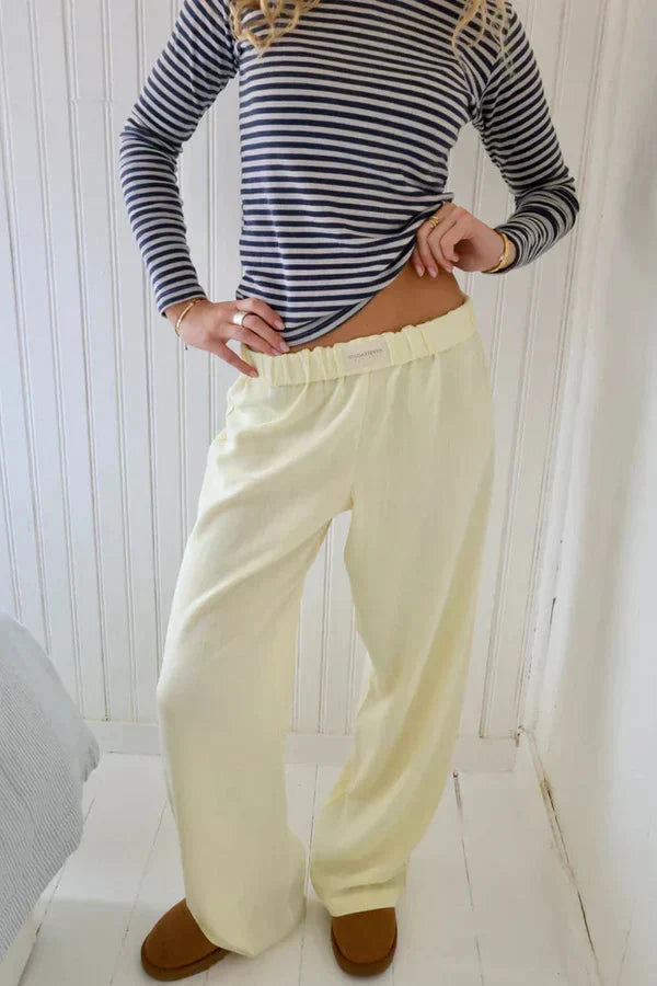 Mode été: pantalon large rayé, taille élastique, un essentiel confortable pour femme.