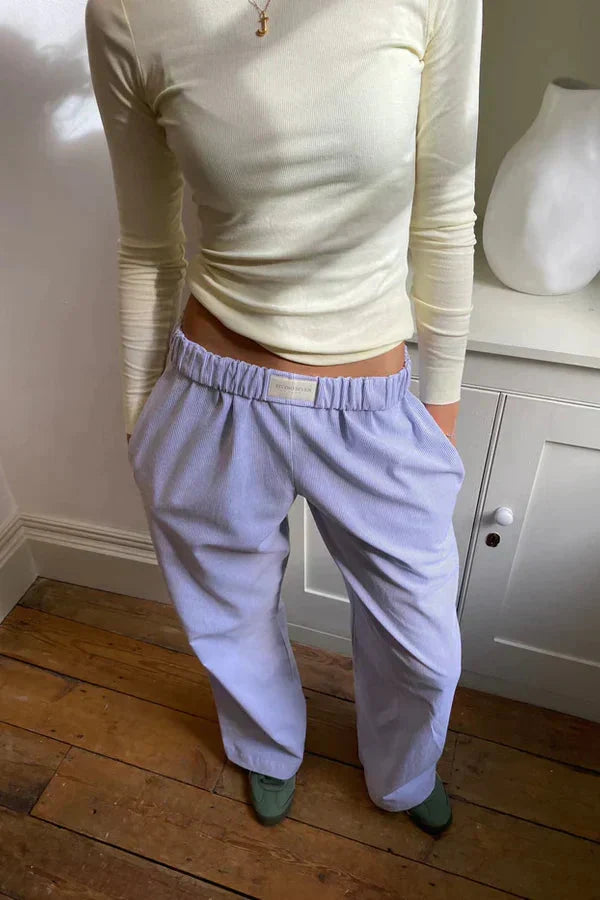 Élégant pantalon femme rayé, coupe large, taille élastique pour un confort optimal.