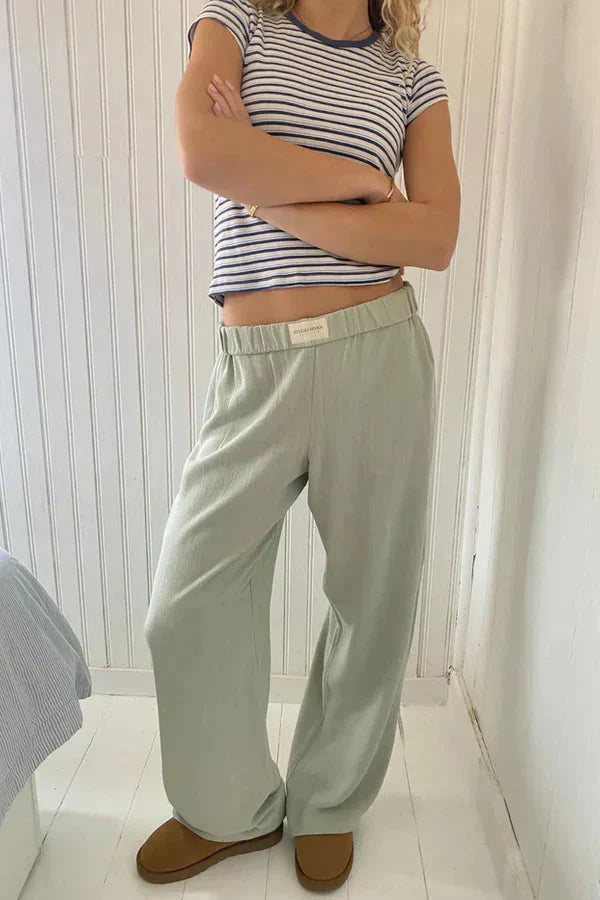 Pantalon femme casual chic, rayures fines, taille élastique et coupe large fluide.