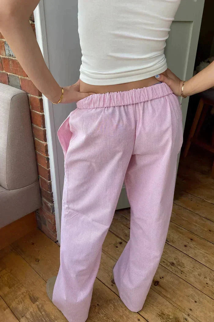 Pantalon femme rayé fluide, taille élastique. Idéal pour un look casual d'été.