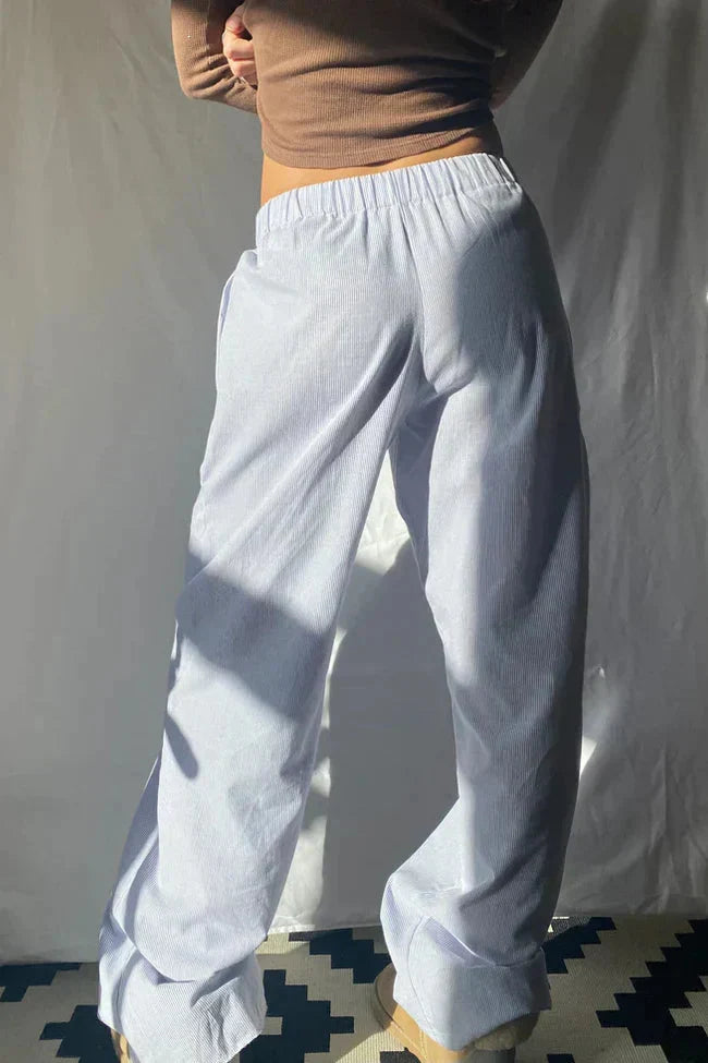 Pantalon décontracté pour femme, rayures élégantes, taille élastique assurant confort.