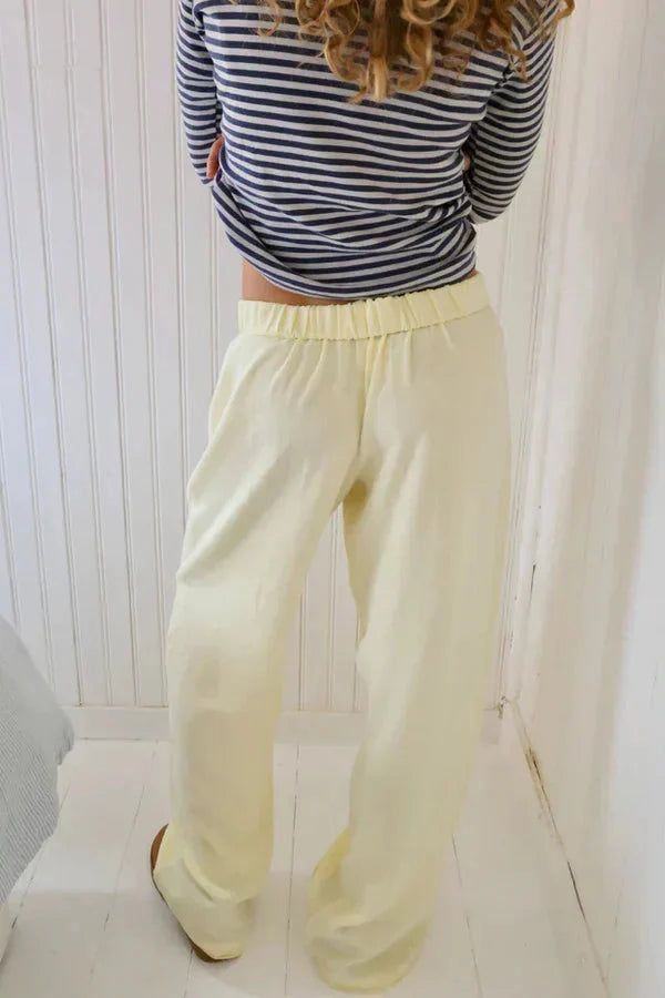 Pantalon fluide femme rayé, taille élastique, confortable et tendance.