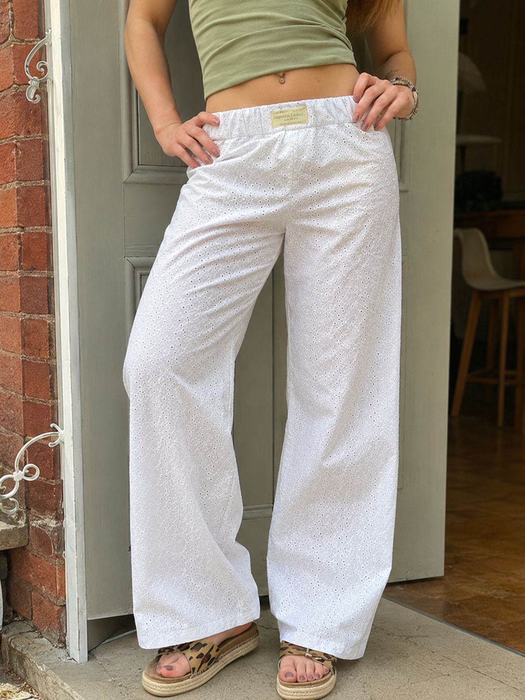 Confortable pantalon large rayé, taille élastique, parfait pour le décontracté féminin.