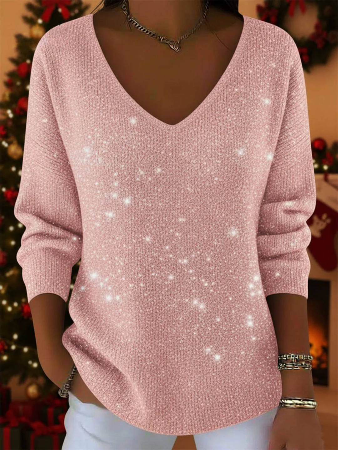 Pull femme à col V, matière scintillante. Manches longues. Vêtement idéal pour des soirées chics ou fêtes.
