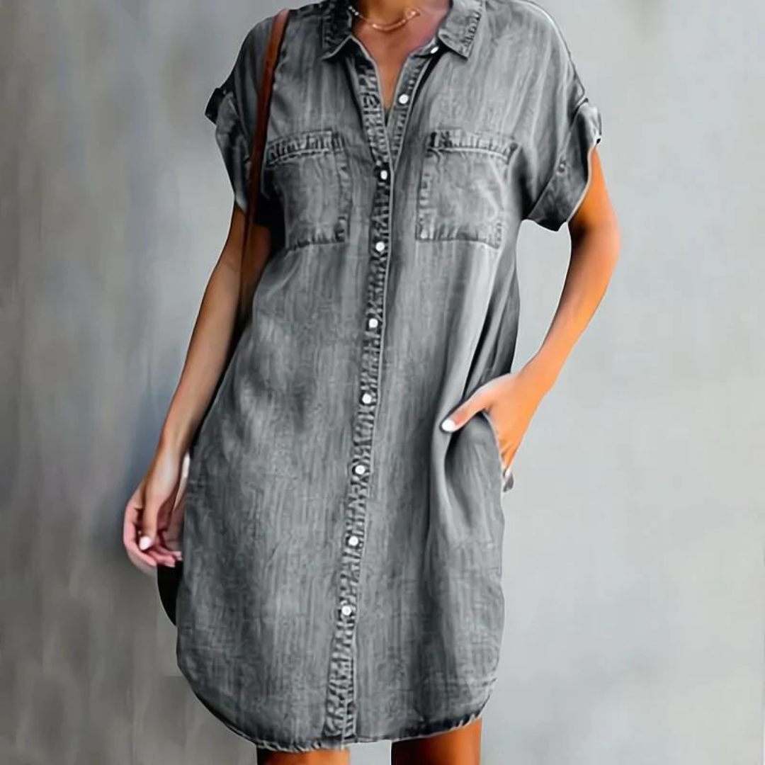 Robe chemise femme en jean, boutonnée devant, avec poches et manches courtes, idéale pour l'été décontracté.