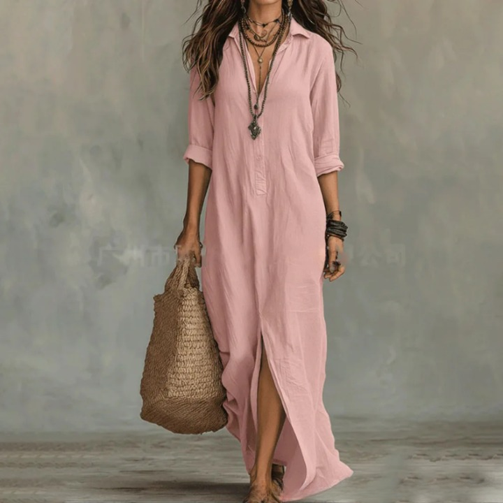 Robe chemise maxi femme moderne, manches trois-quarts, fente latérale. Un vêtement tendance, élégant et décontracté.